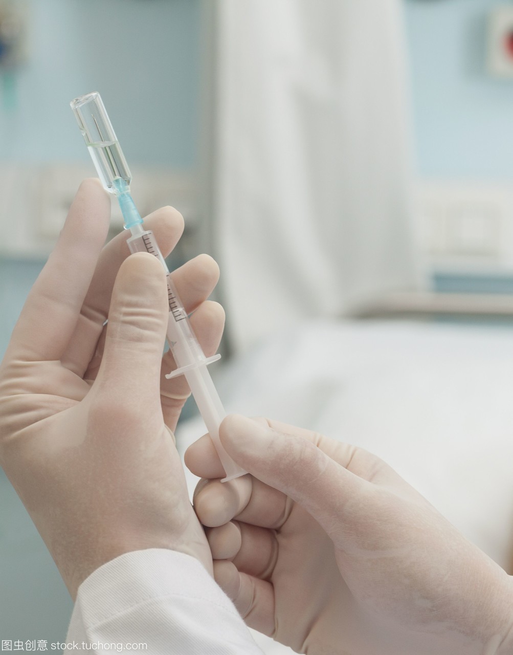 醫(yī)生要準(zhǔn)備注射器
